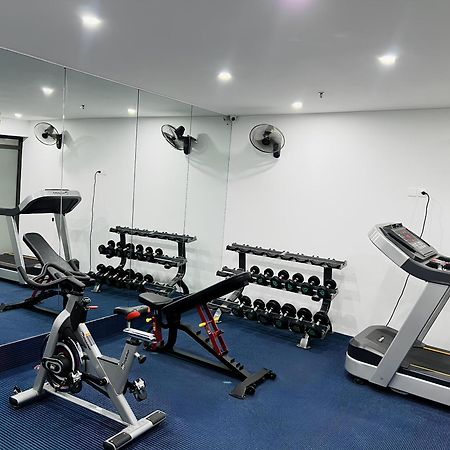 May De Ville Crown Hotel Hanoi Exteriör bild A gym in a hotel