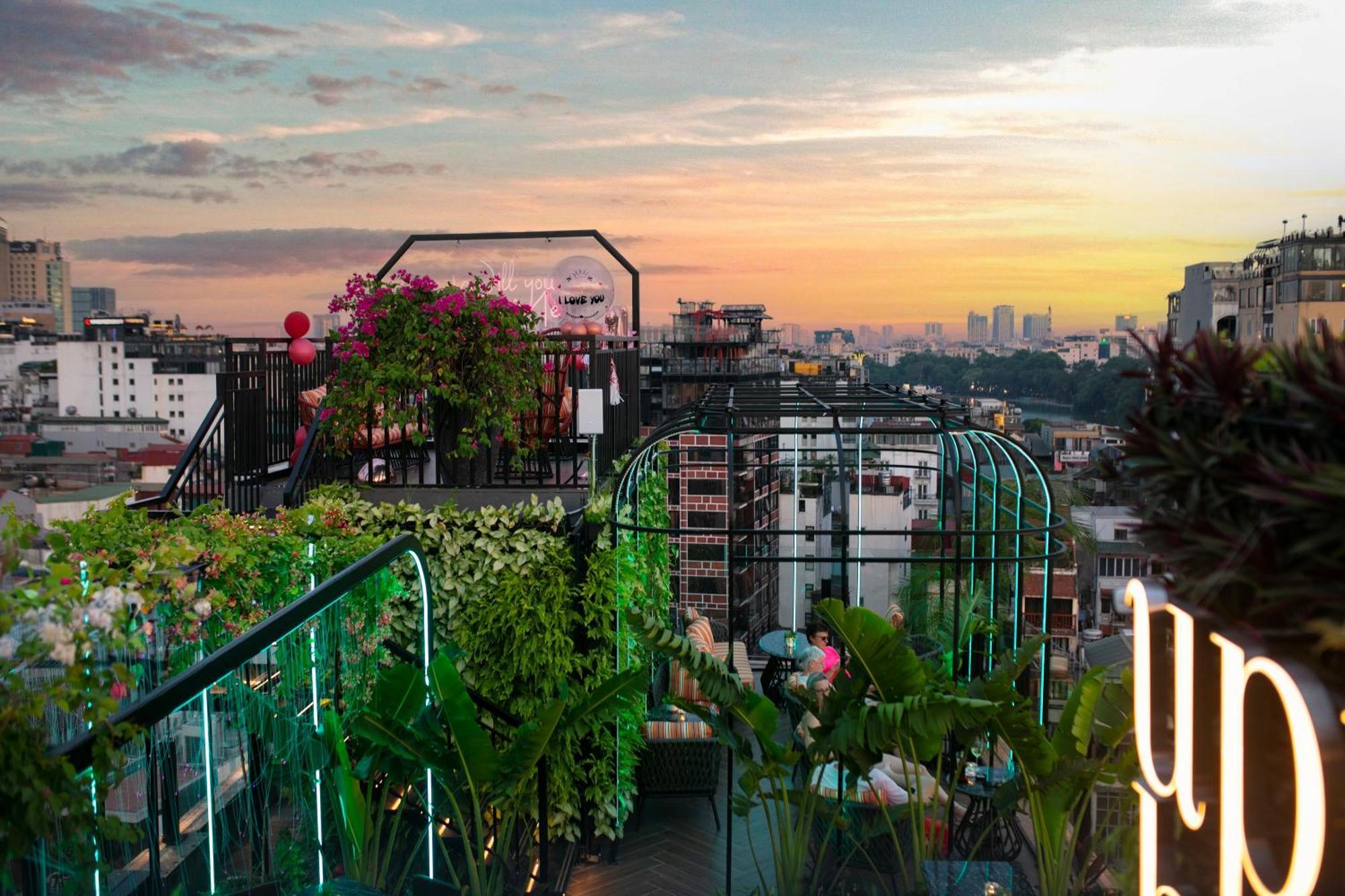May De Ville Crown Hotel Hanoi Exteriör bild Rooftop garden in Mexico City