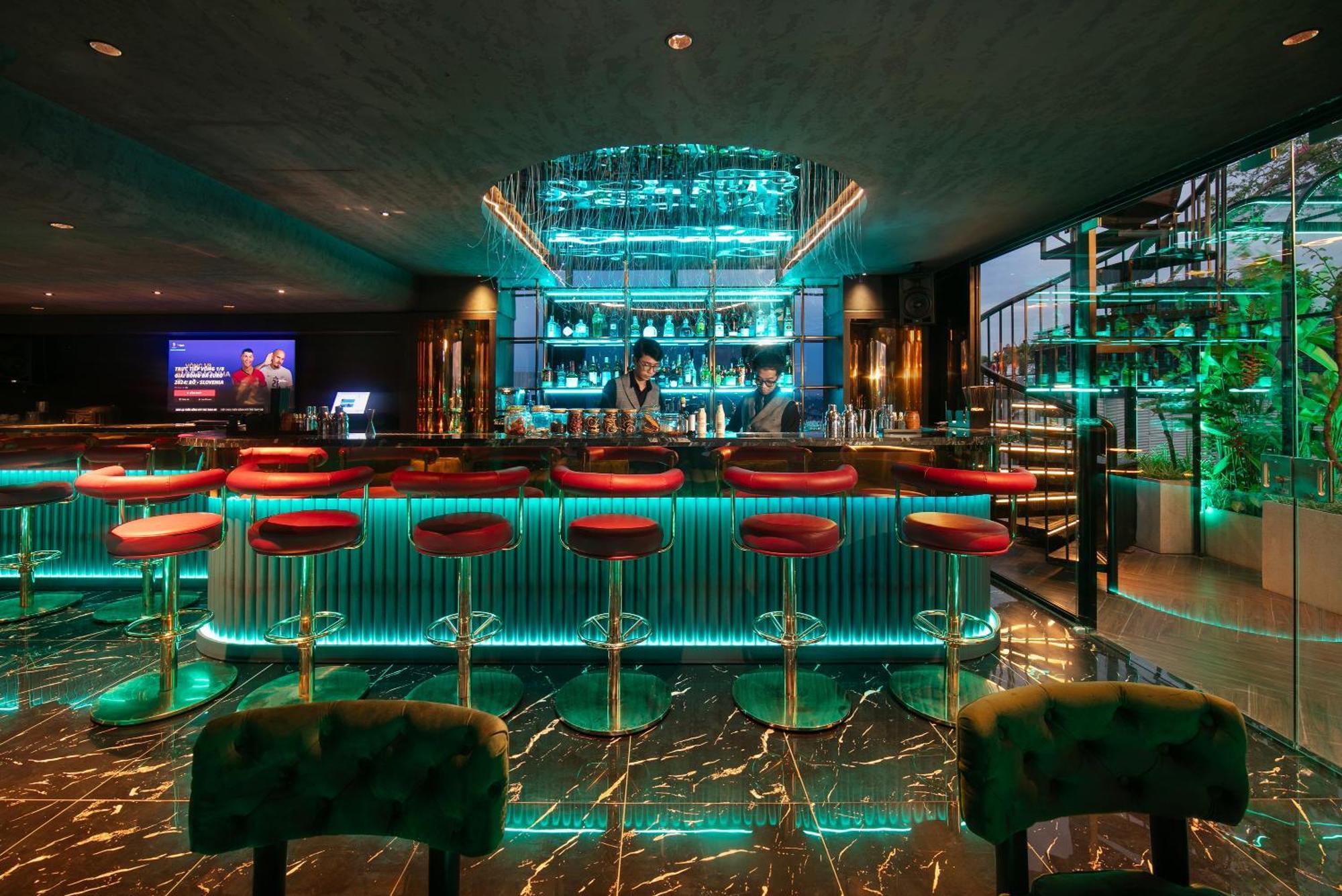 May De Ville Crown Hotel Hanoi Exteriör bild The bar at the 101 bar