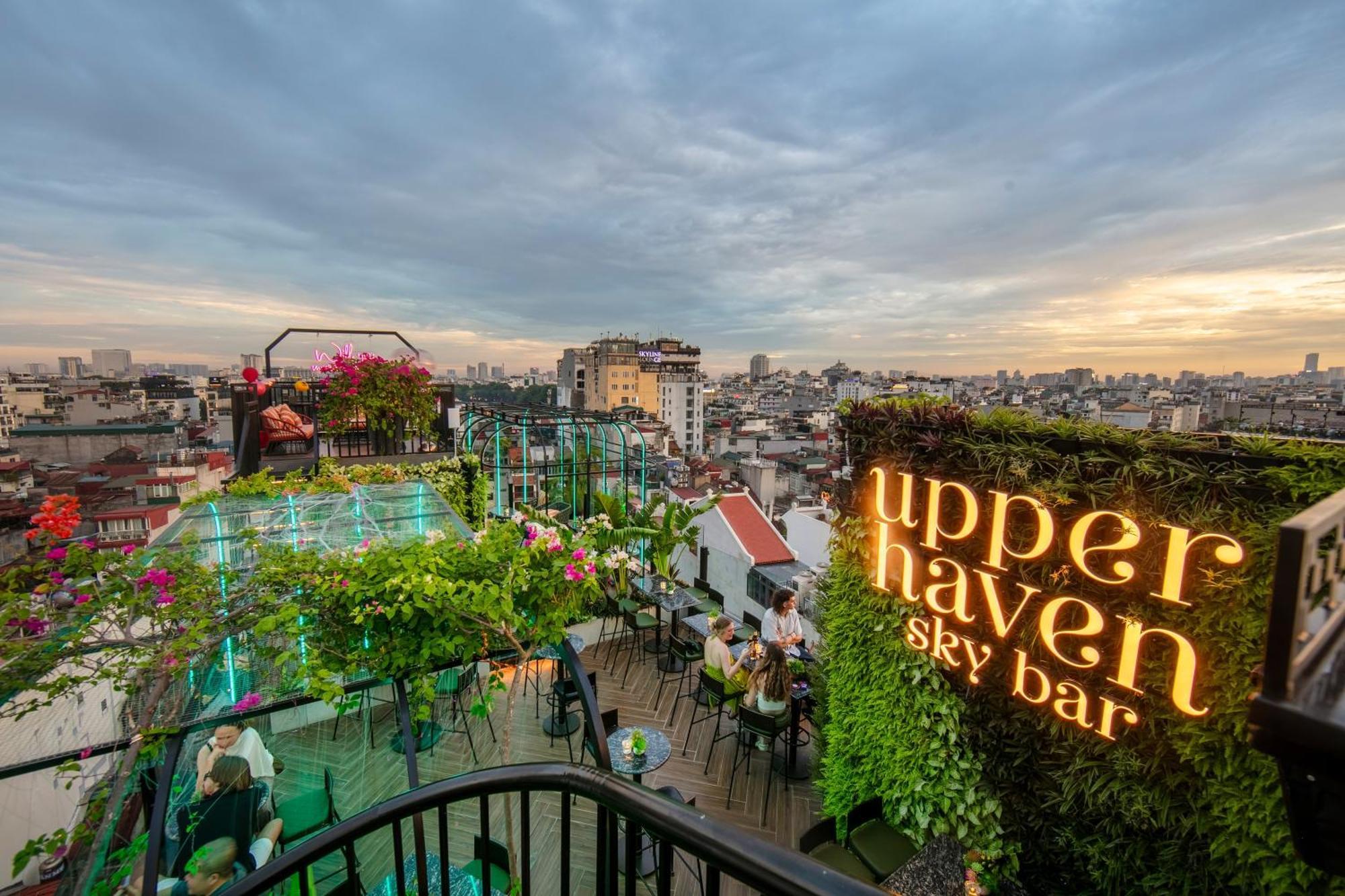 May De Ville Crown Hotel Hanoi Exteriör bild Upper Haven Sky Bar