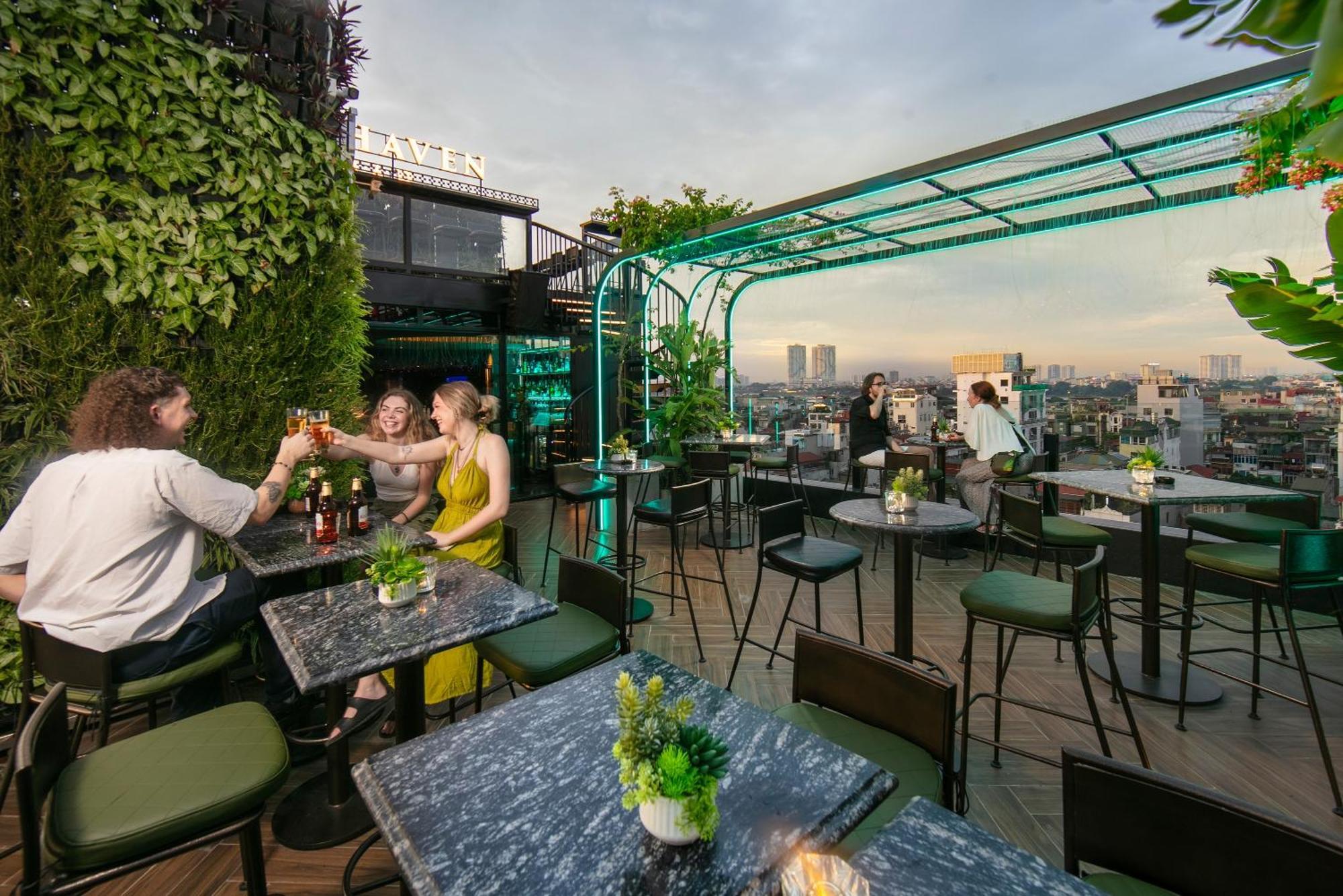 May De Ville Crown Hotel Hanoi Exteriör bild The rooftop bar