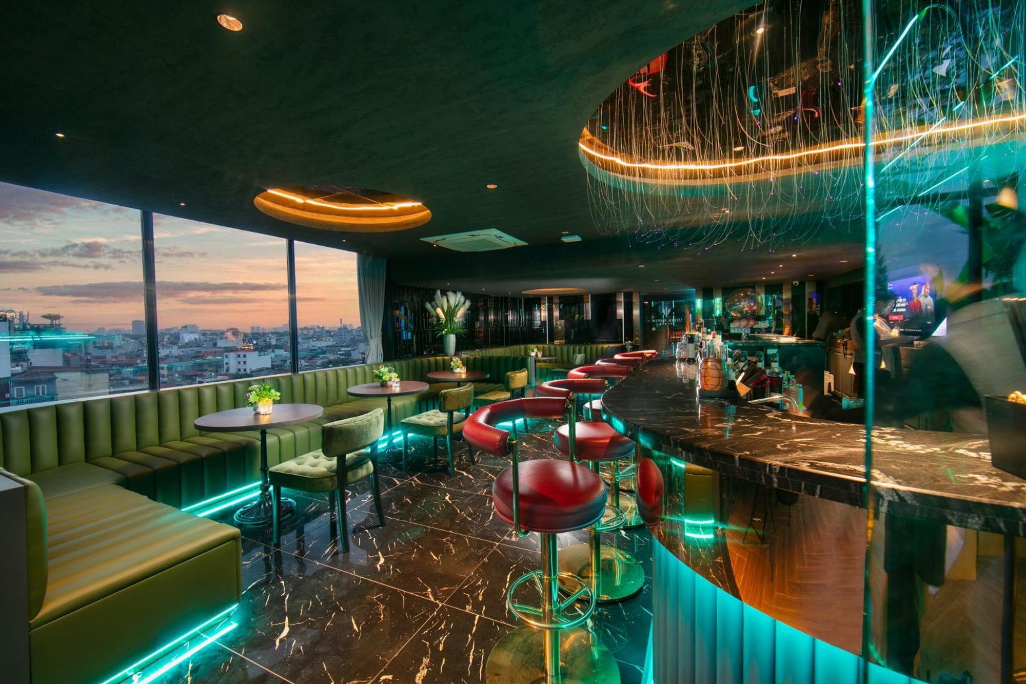 May De Ville Crown Hotel Hanoi Exteriör bild The 360° Sky Bar