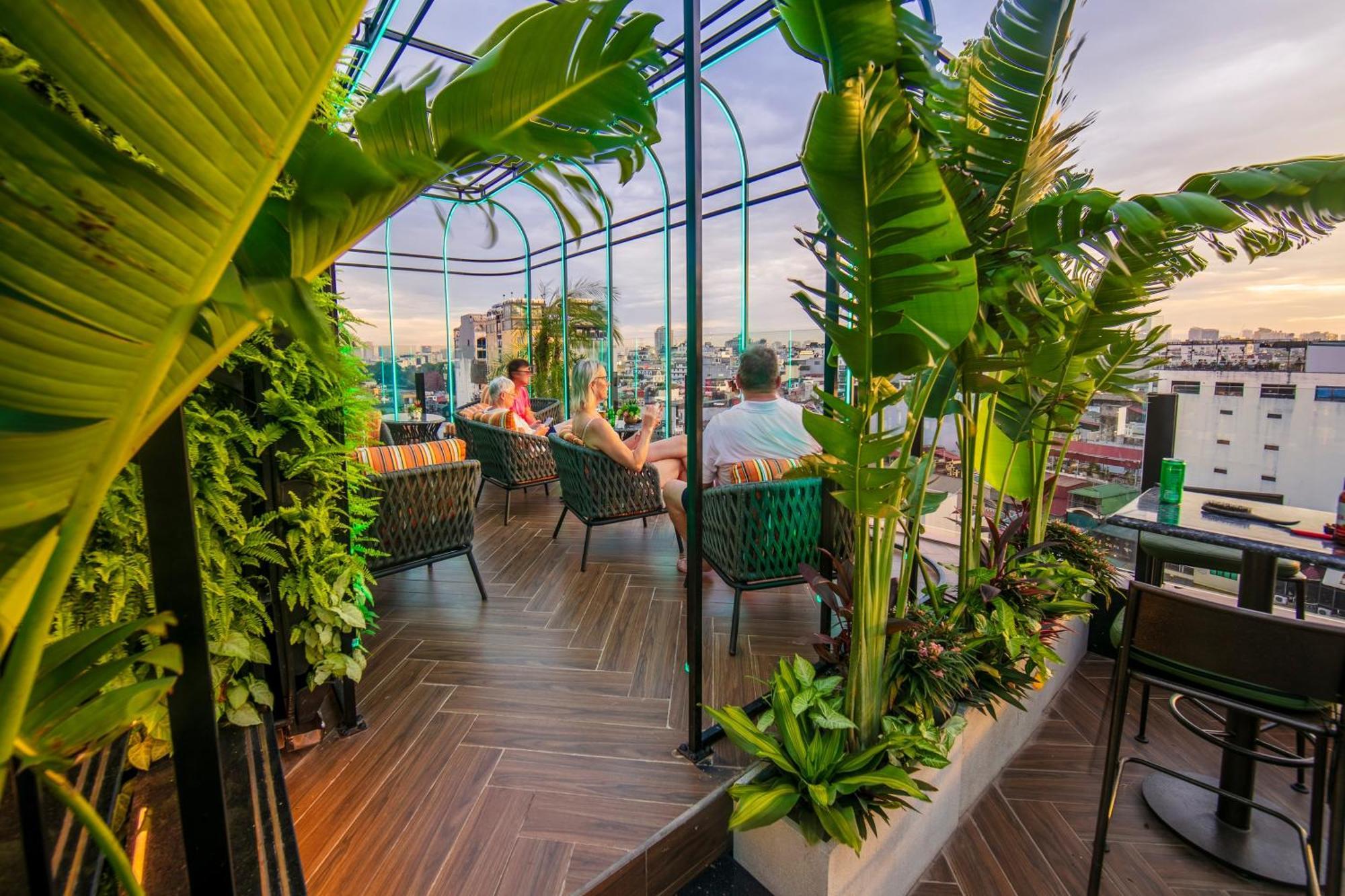 May De Ville Crown Hotel Hanoi Exteriör bild The rooftop bar at the hotel
