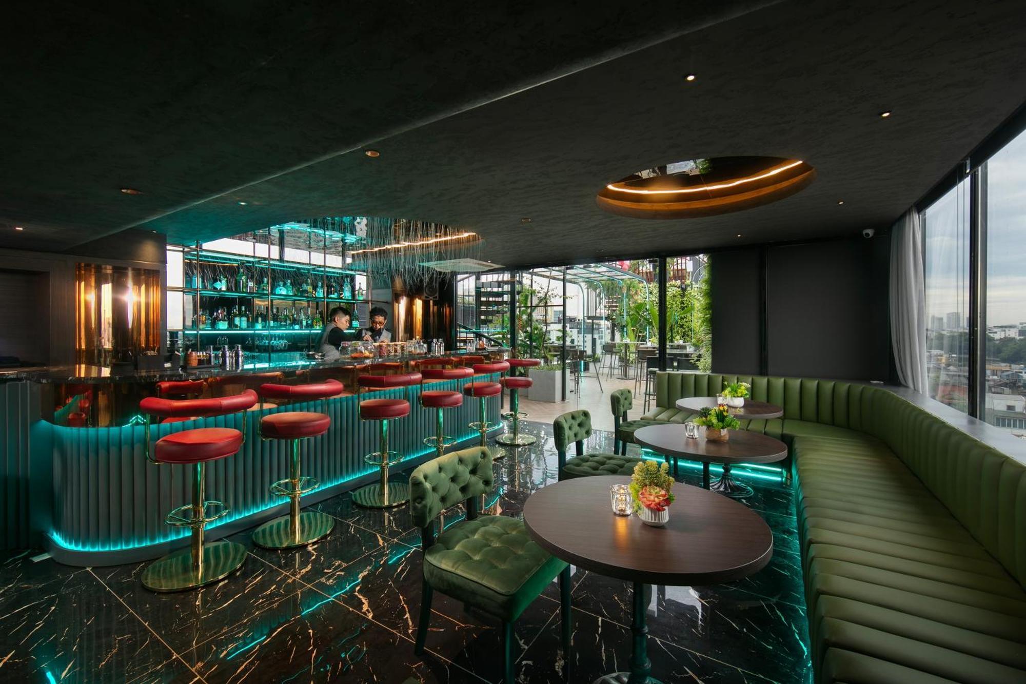 May De Ville Crown Hotel Hanoi Exteriör bild The bar at the 12th floor