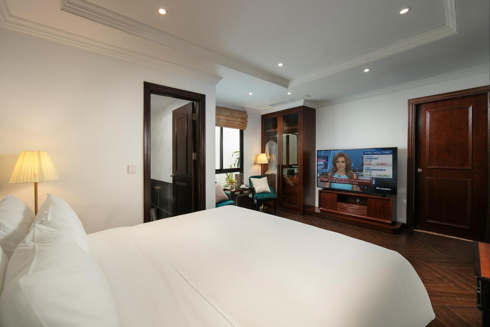 May De Ville Crown Hotel Hanoi Exteriör bild A bedroom at the hotel