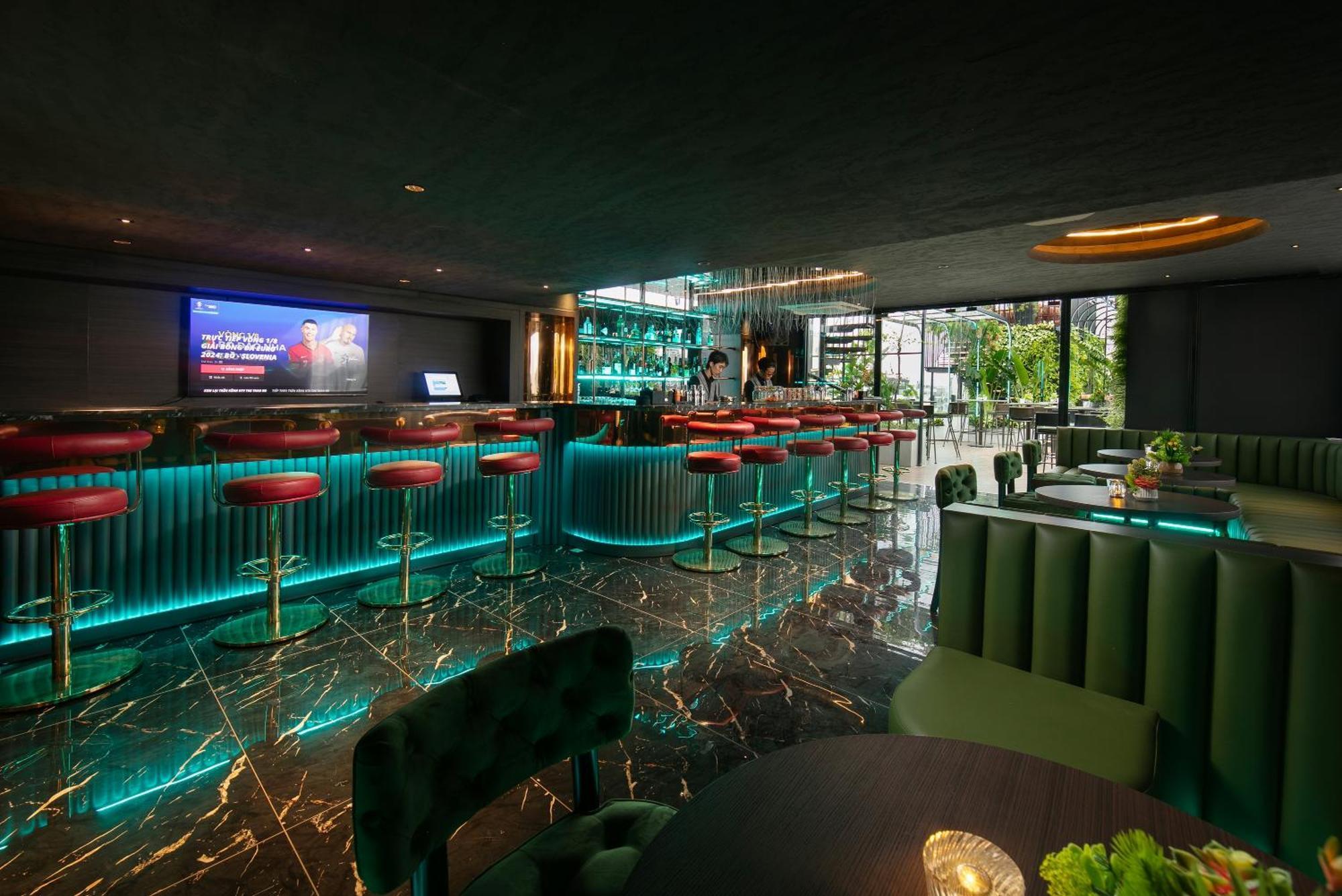 May De Ville Crown Hotel Hanoi Exteriör bild The bar at the 101 bar