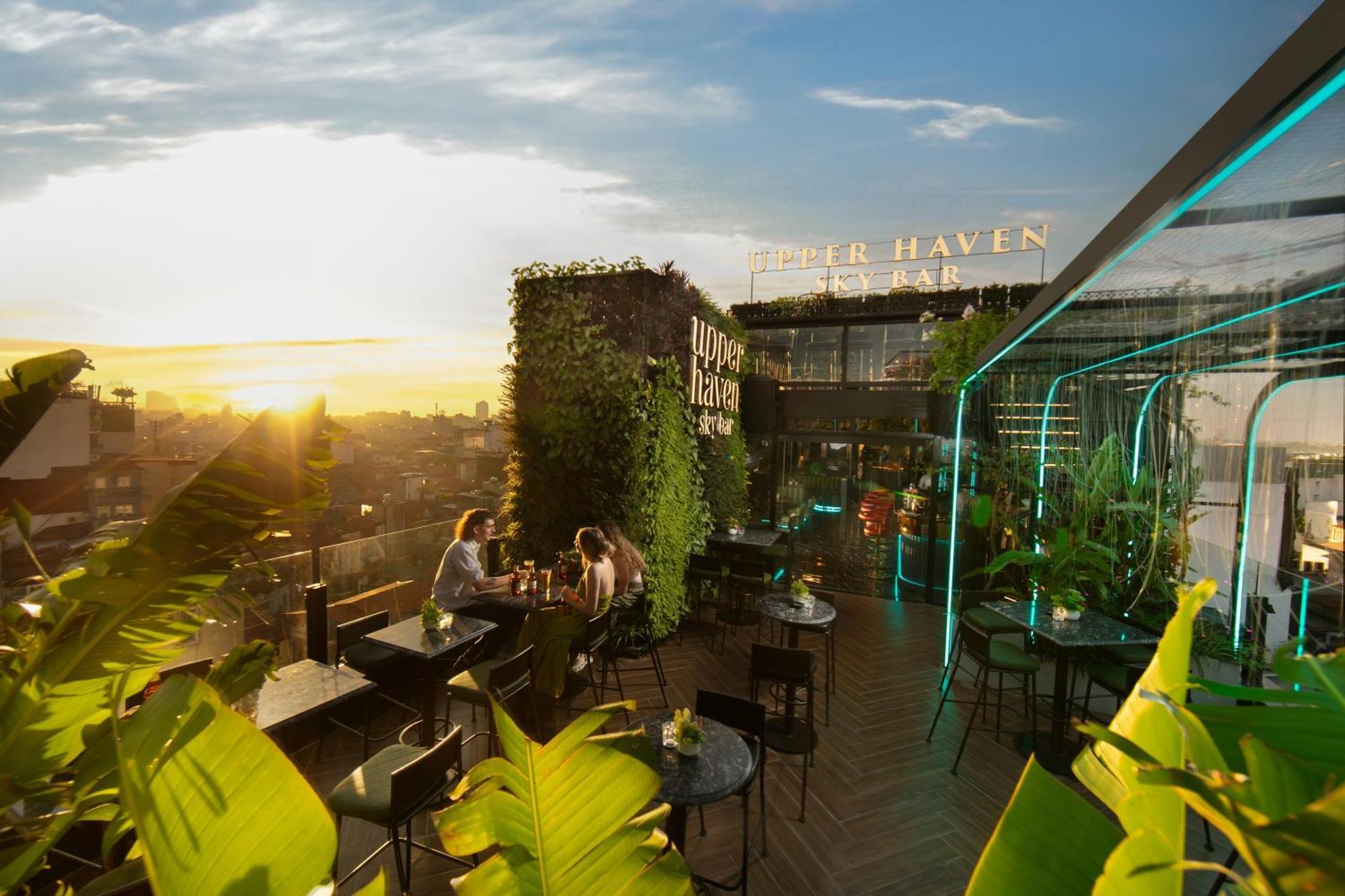 May De Ville Crown Hotel Hanoi Exteriör bild The rooftop bar at the hotel