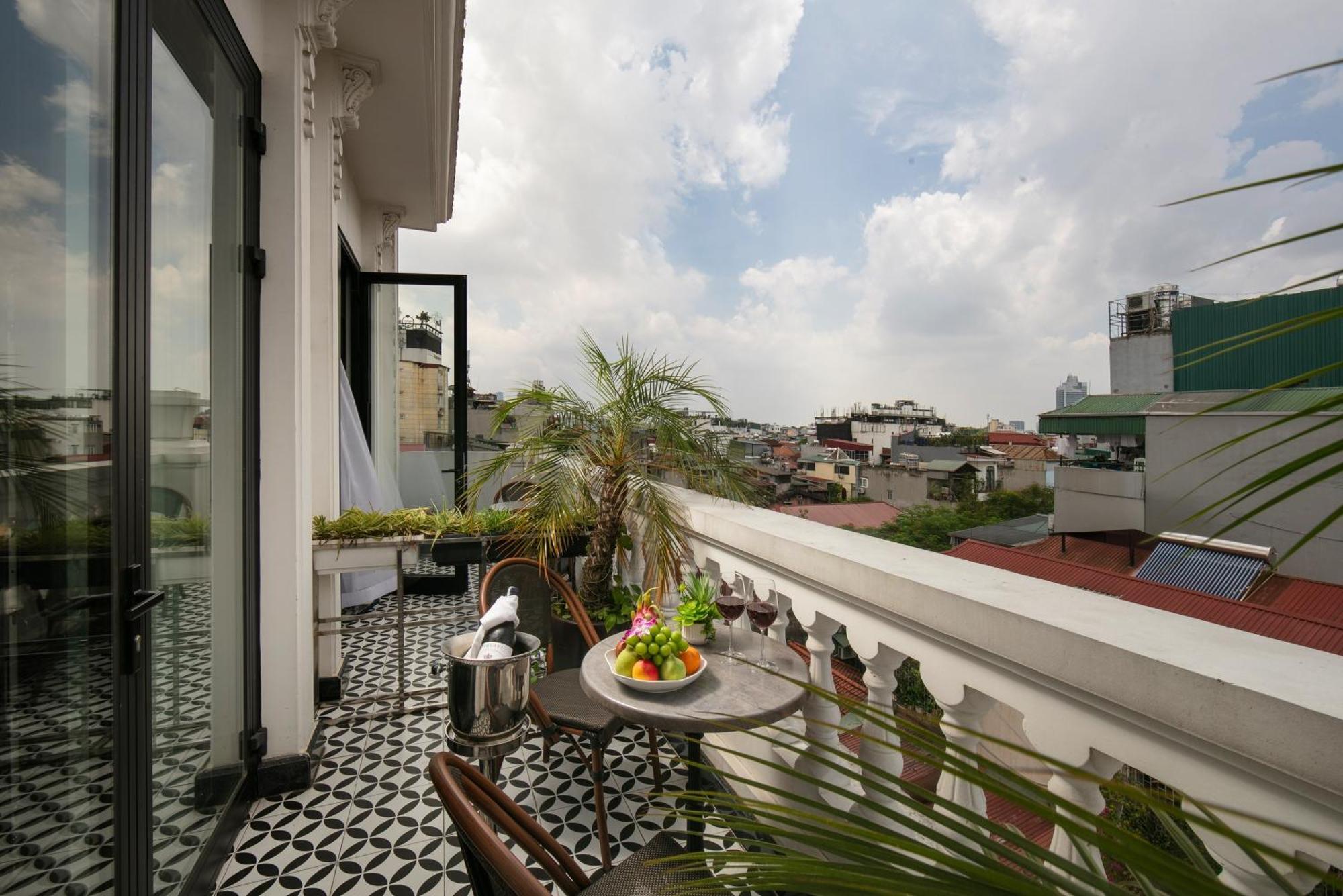 May De Ville Crown Hotel Hanoi Exteriör bild A balcony in Mexico City