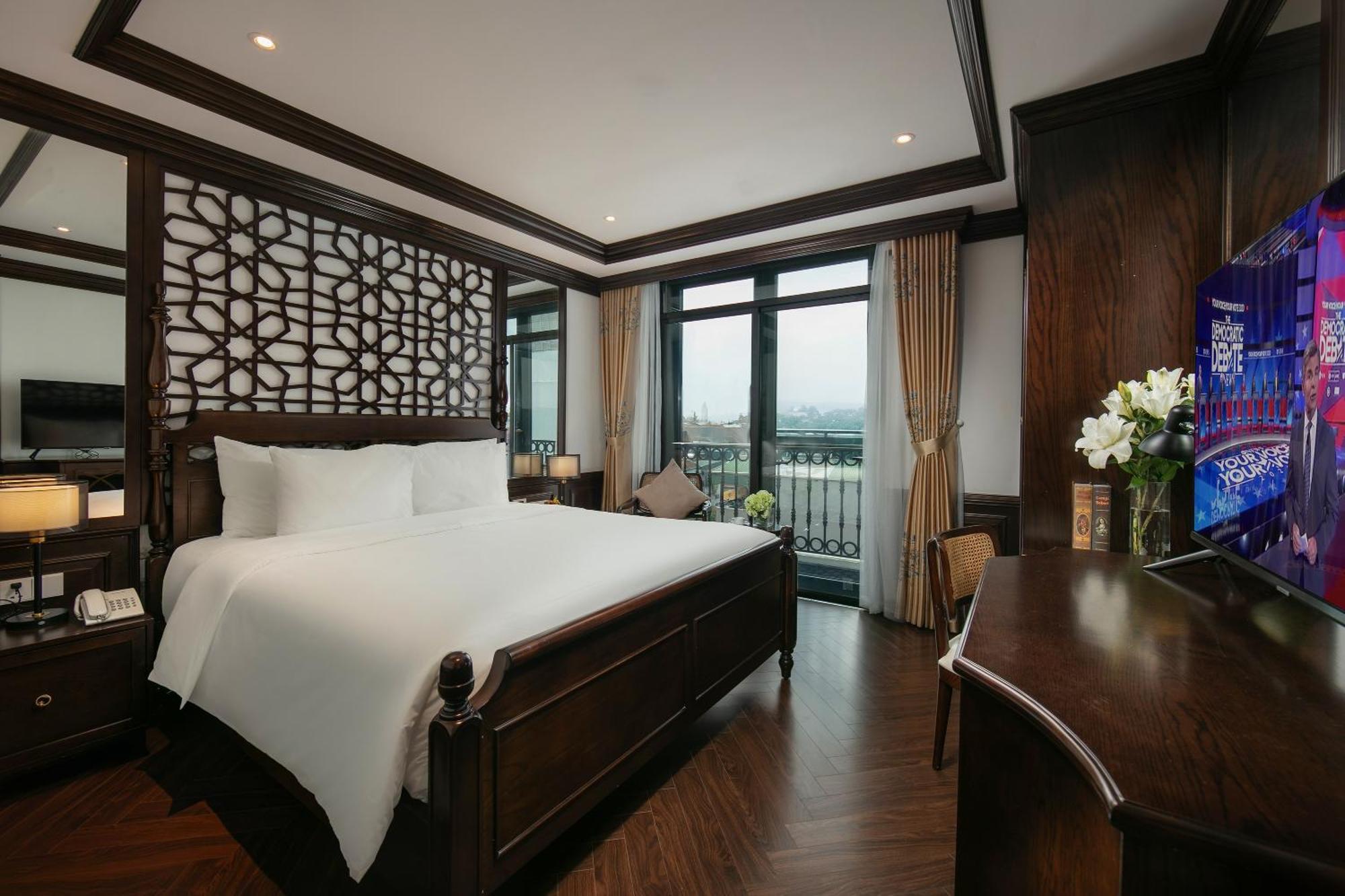 May De Ville Crown Hotel Hanoi Exteriör bild Deluxe Suite
