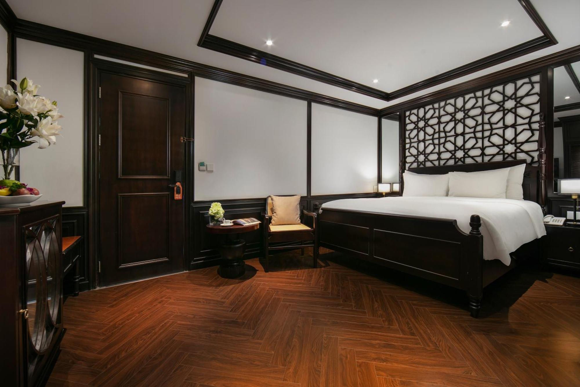 May De Ville Crown Hotel Hanoi Exteriör bild Deluxe Suite