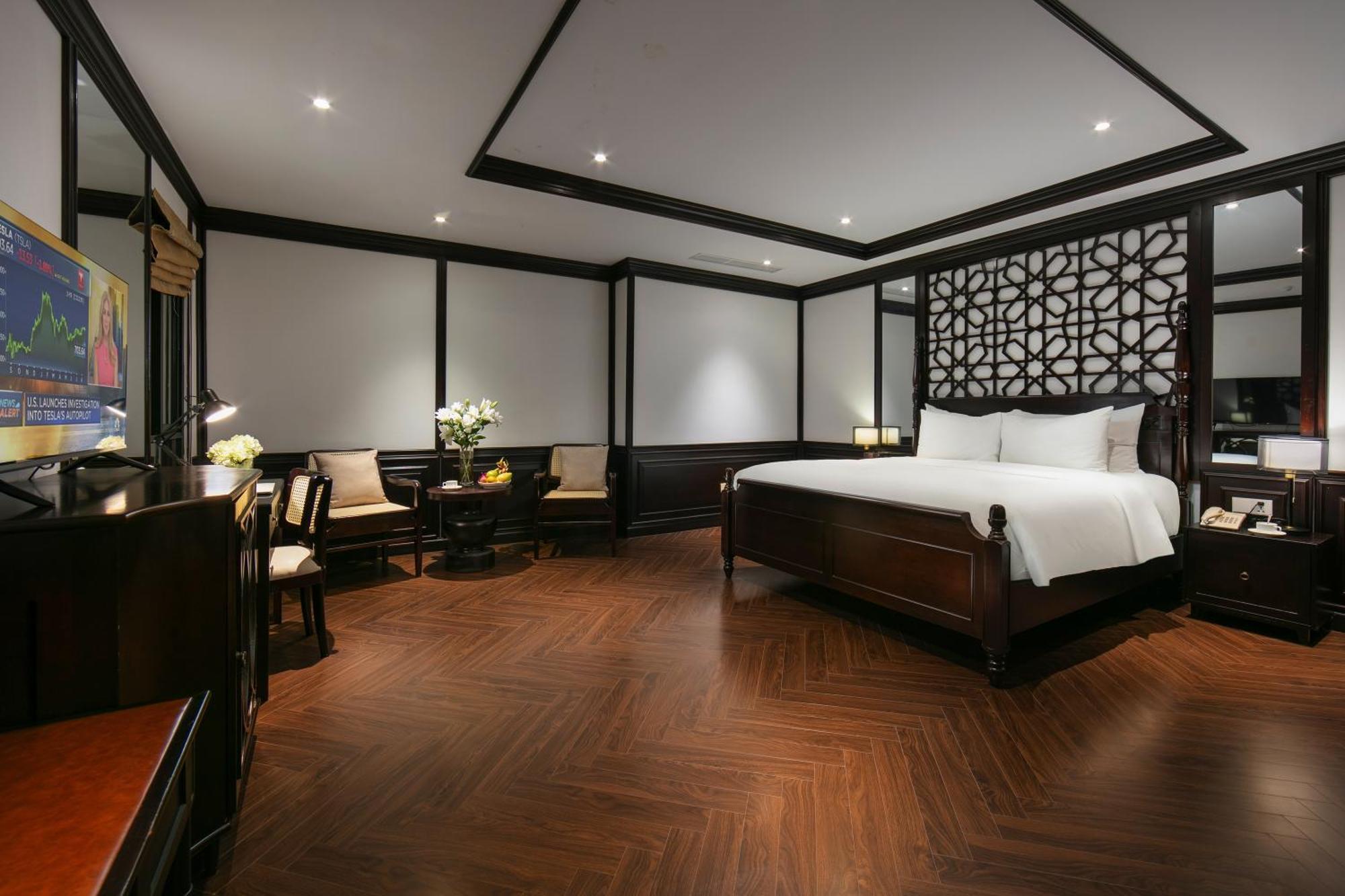 May De Ville Crown Hotel Hanoi Exteriör bild Suite