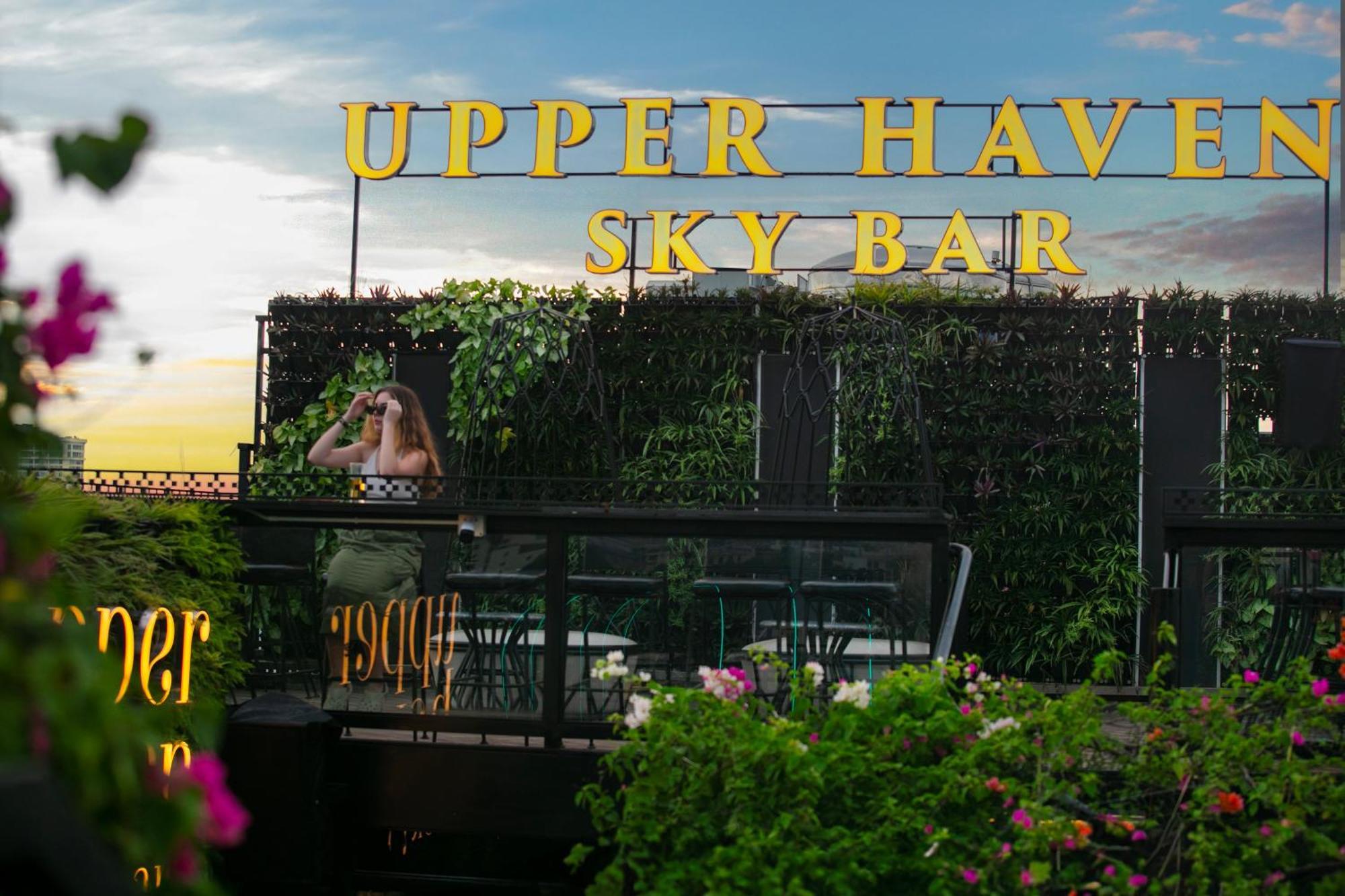 May De Ville Crown Hotel Hanoi Exteriör bild Upper Haven Sky Bar