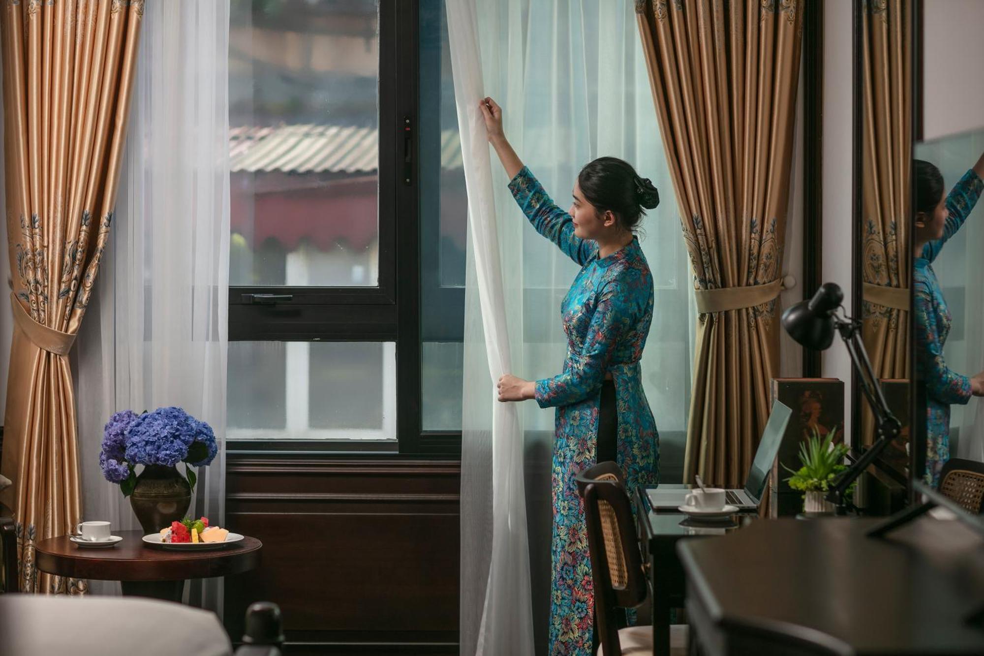 May De Ville Crown Hotel Hanoi Exteriör bild A Singapore Airlines flight attendant in the new kebaya