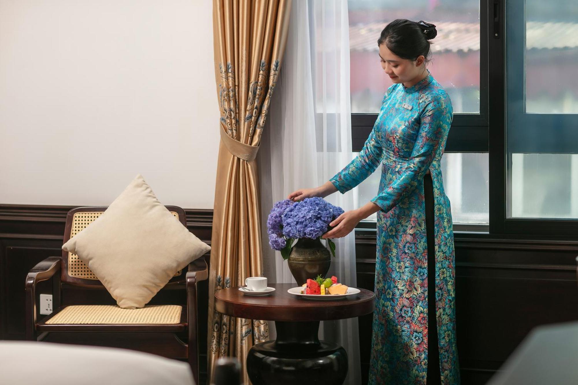 May De Ville Crown Hotel Hanoi Exteriör bild A Vietnamese woman wearing an áo dài