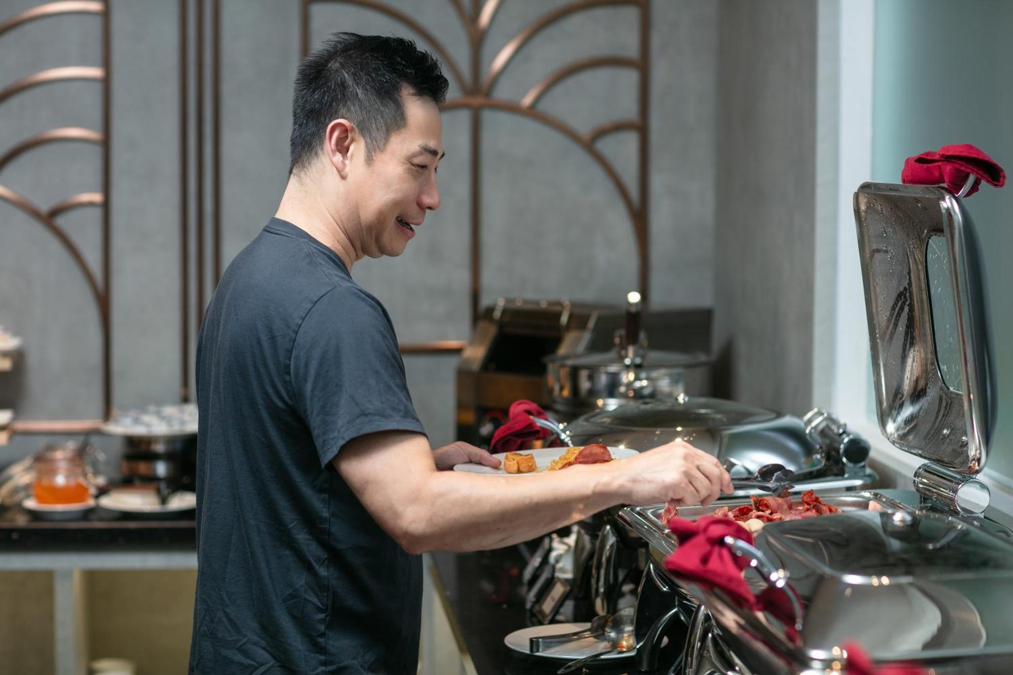 May De Ville Crown Hotel Hanoi Exteriör bild Chef preparing food at a buffet