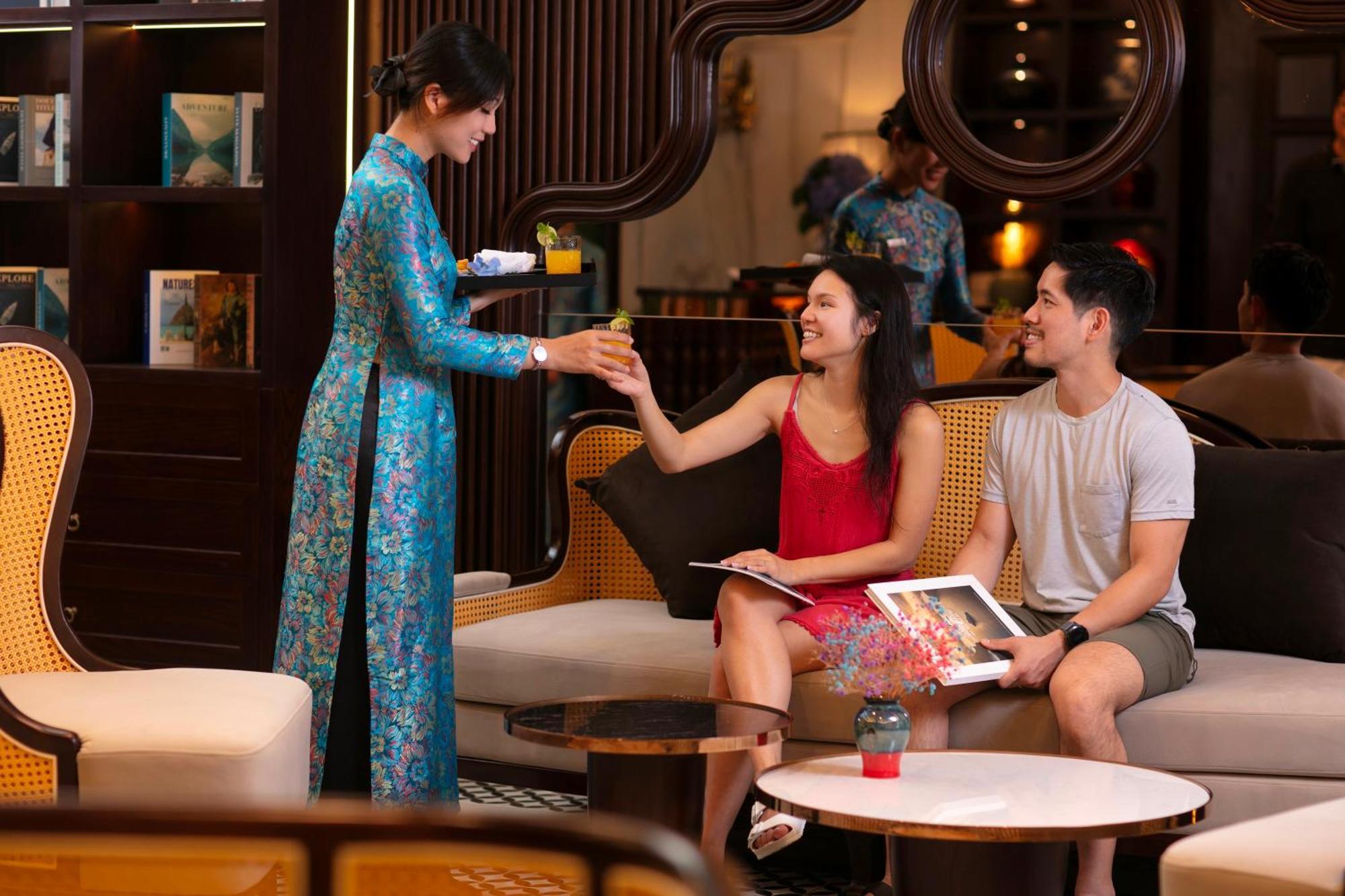 May De Ville Crown Hotel Hanoi Exteriör bild A Vietnamese woman wearing an áo dài