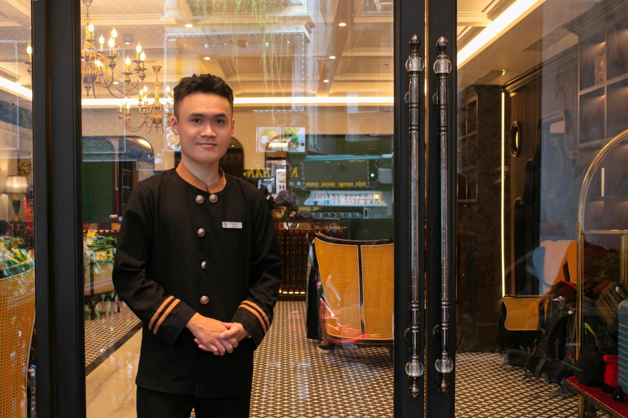 May De Ville Crown Hotel Hanoi Exteriör bild A doorman at the entrance of a hotel in Kuala Lumpur, Malaysia