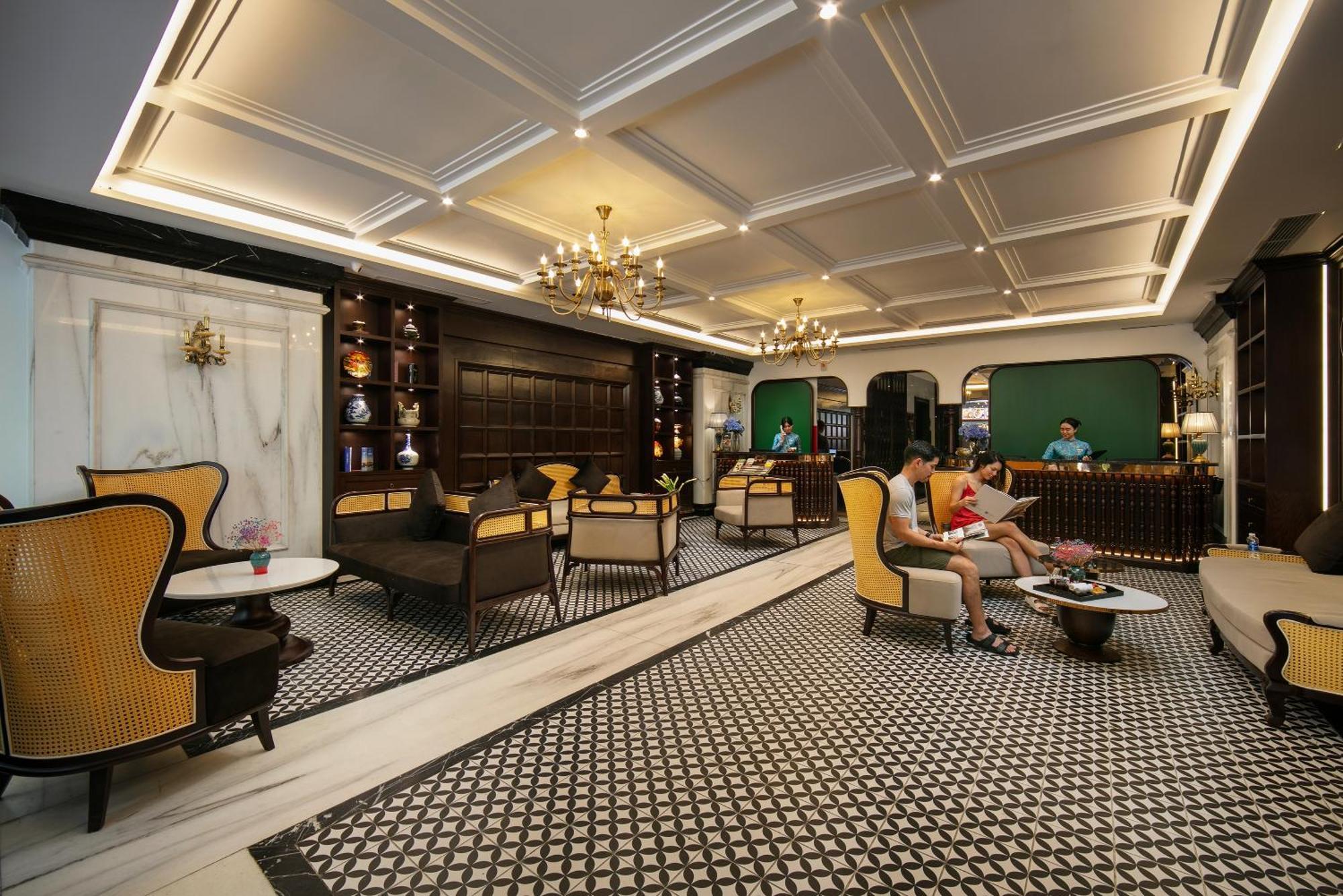 May De Ville Crown Hotel Hanoi Exteriör bild The lobby of the hotel