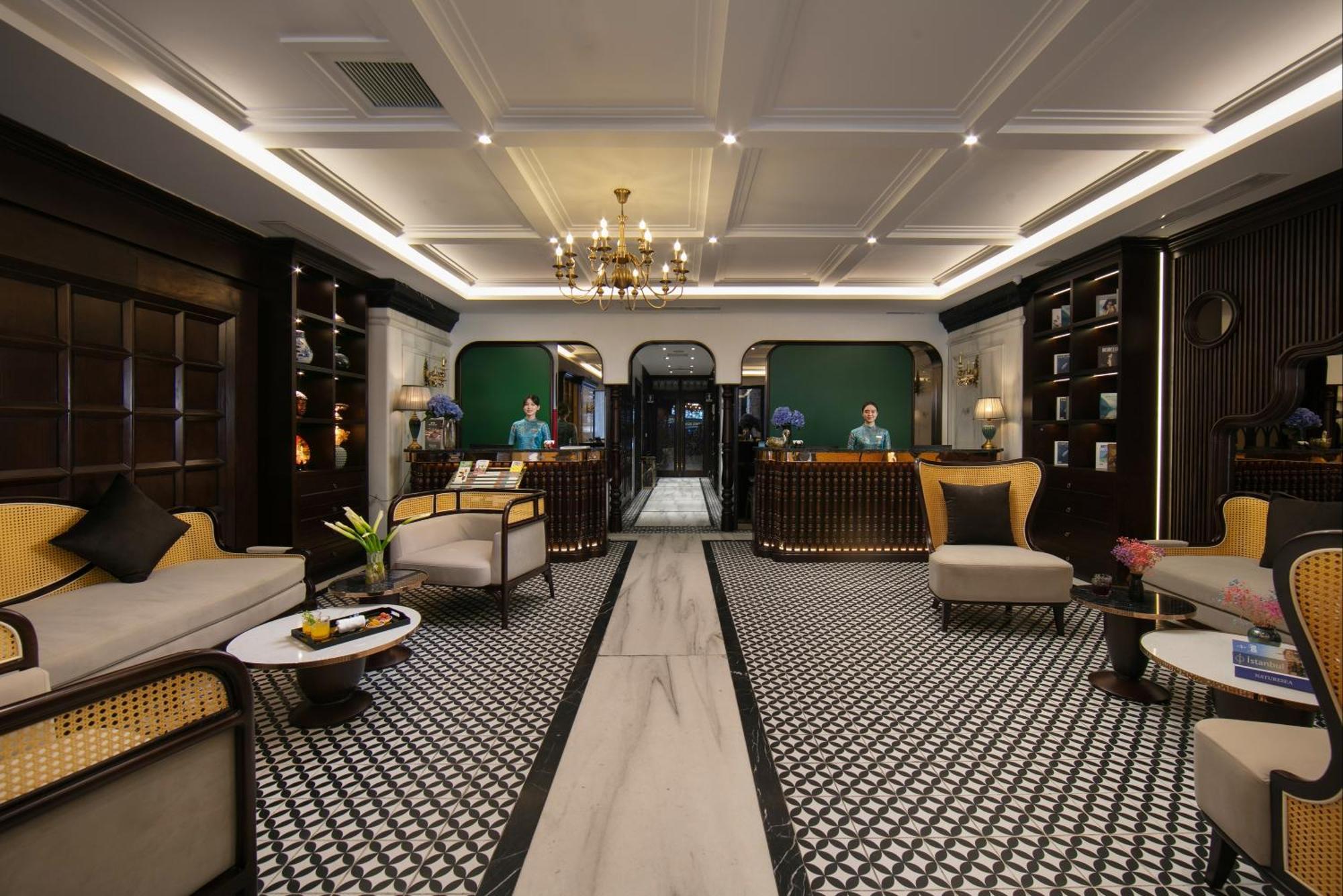 May De Ville Crown Hotel Hanoi Exteriör bild The lobby of the hotel