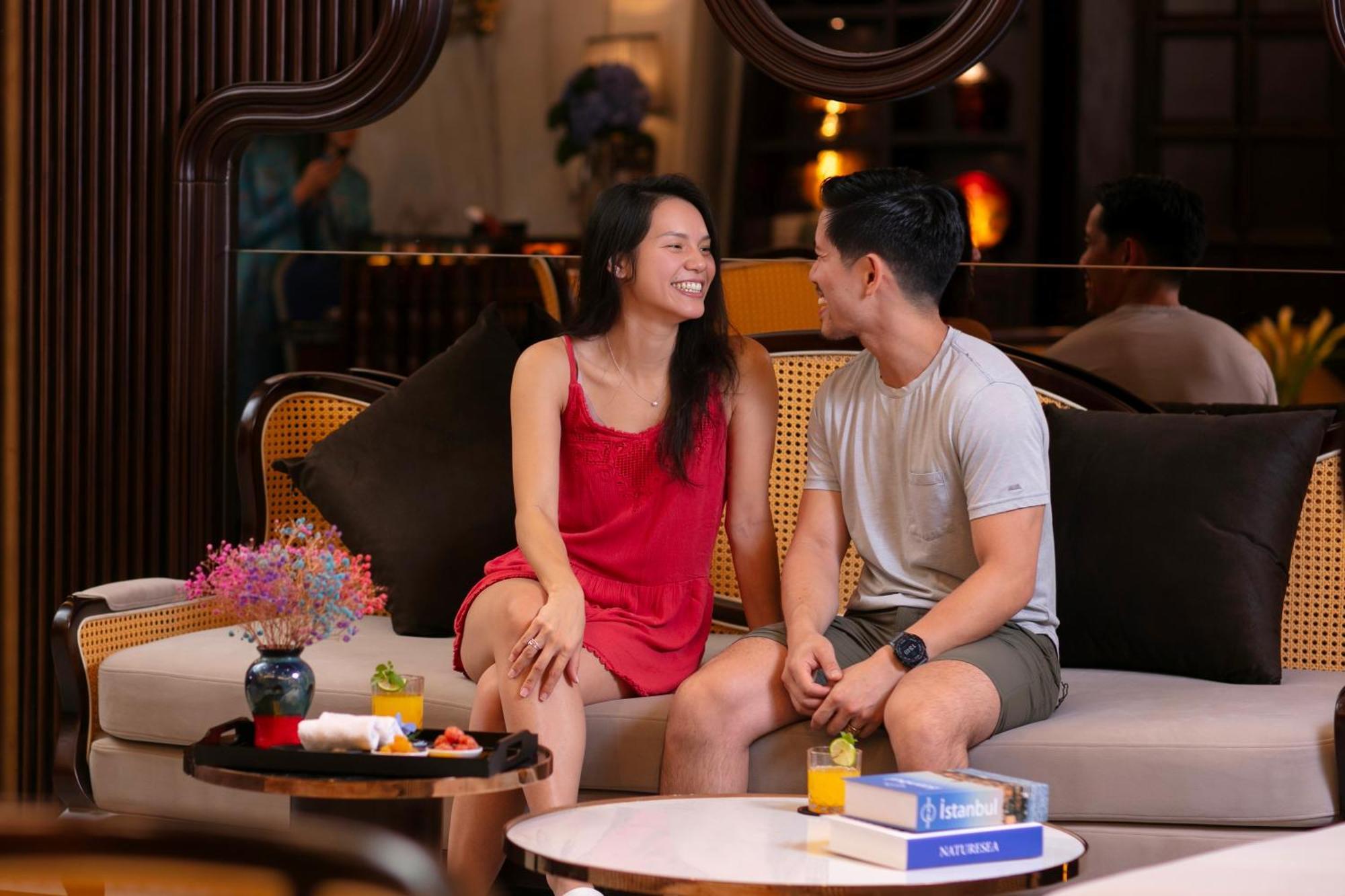 May De Ville Crown Hotel Hanoi Exteriör bild A couple at the hotel