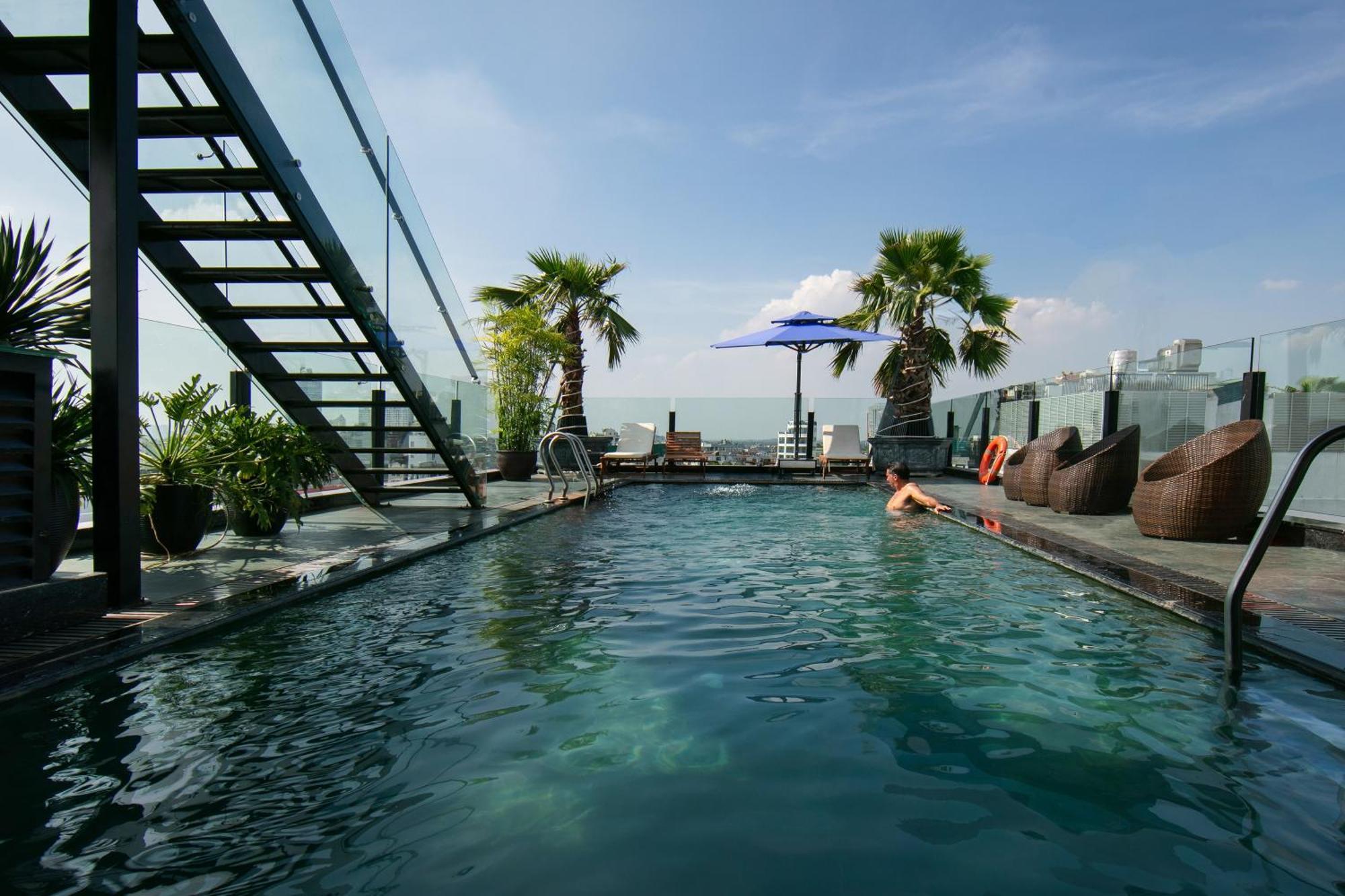 May De Ville Crown Hotel Hanoi Exteriör bild Rooftop pool at the hotel