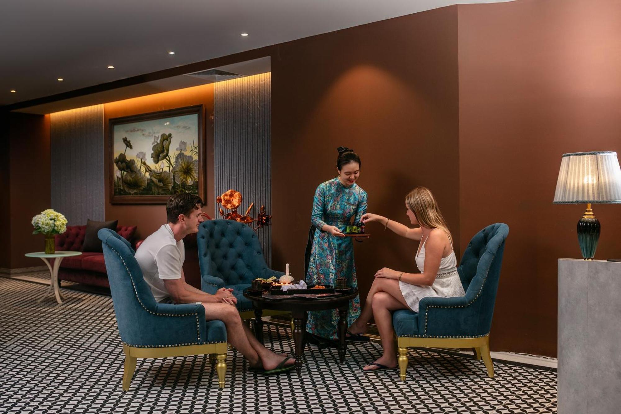 May De Ville Crown Hotel Hanoi Exteriör bild The Club at Hong Kong International Airport