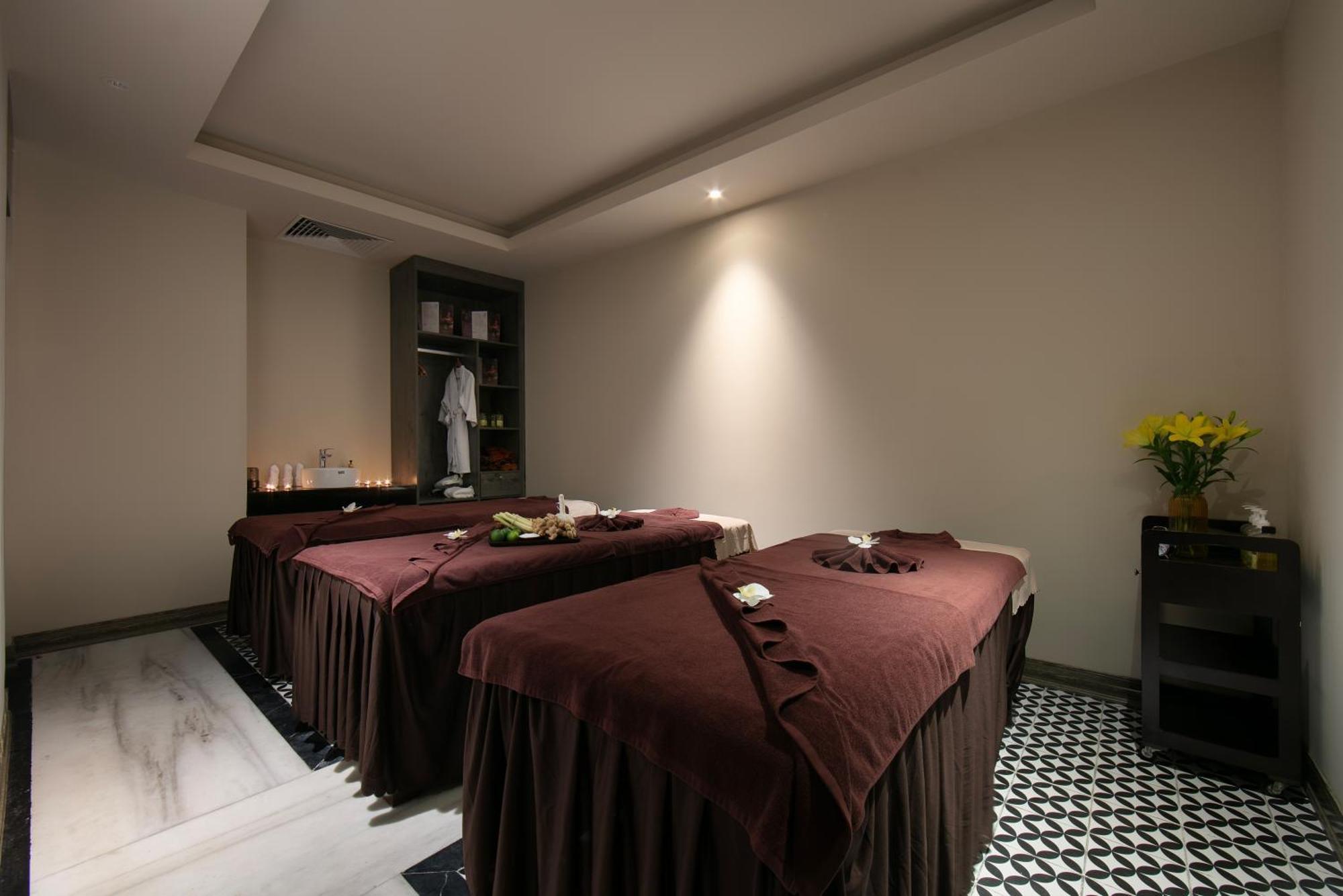 May De Ville Crown Hotel Hanoi Exteriör bild A massage room at a spa in Ho Chi Minh City, Vietnam