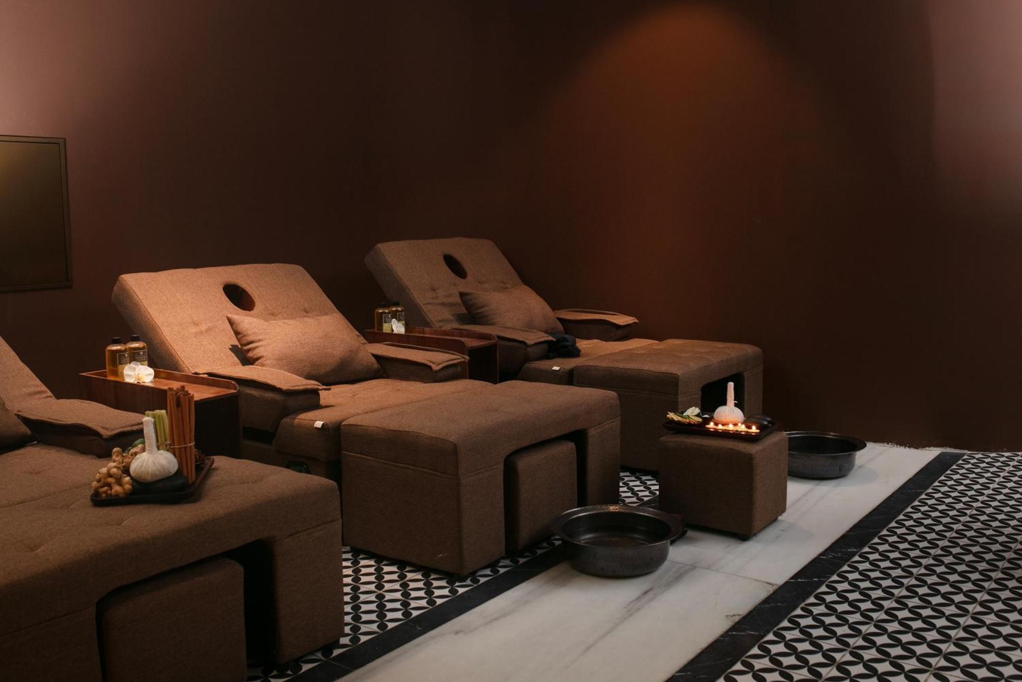 May De Ville Crown Hotel Hanoi Exteriör bild A spa in Bangkok, Thailand