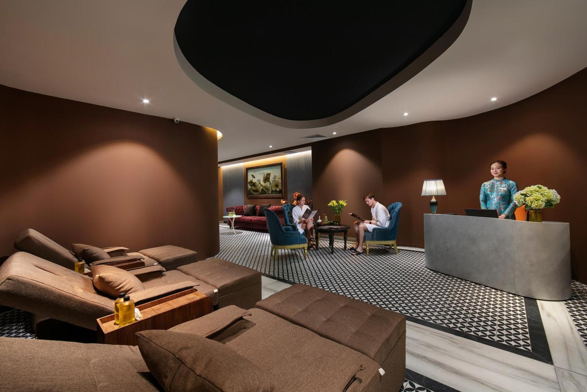 May De Ville Crown Hotel Hanoi Exteriör bild The Wing at Hong Kong International Airport
