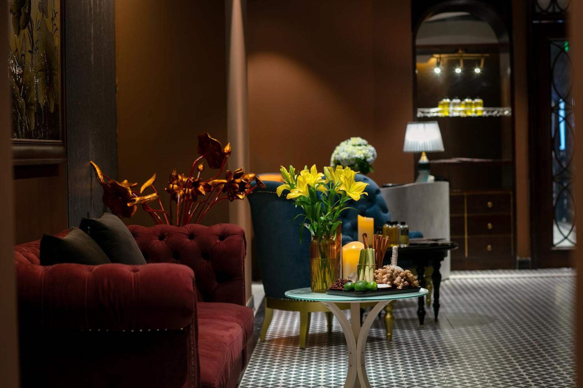 May De Ville Crown Hotel Hanoi Exteriör bild The lobby of the hotel