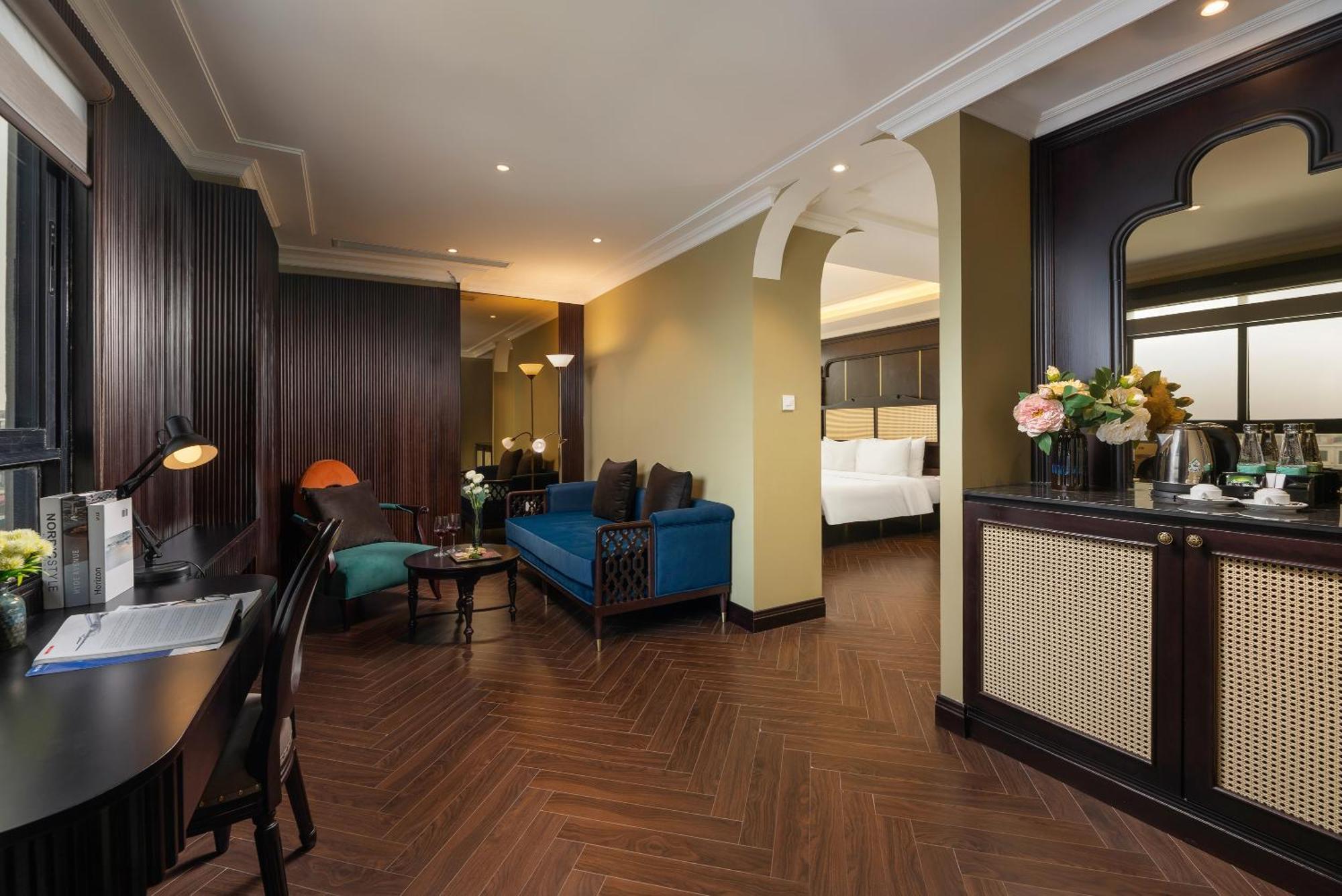 May De Ville Crown Hotel Hanoi Exteriör bild Suite