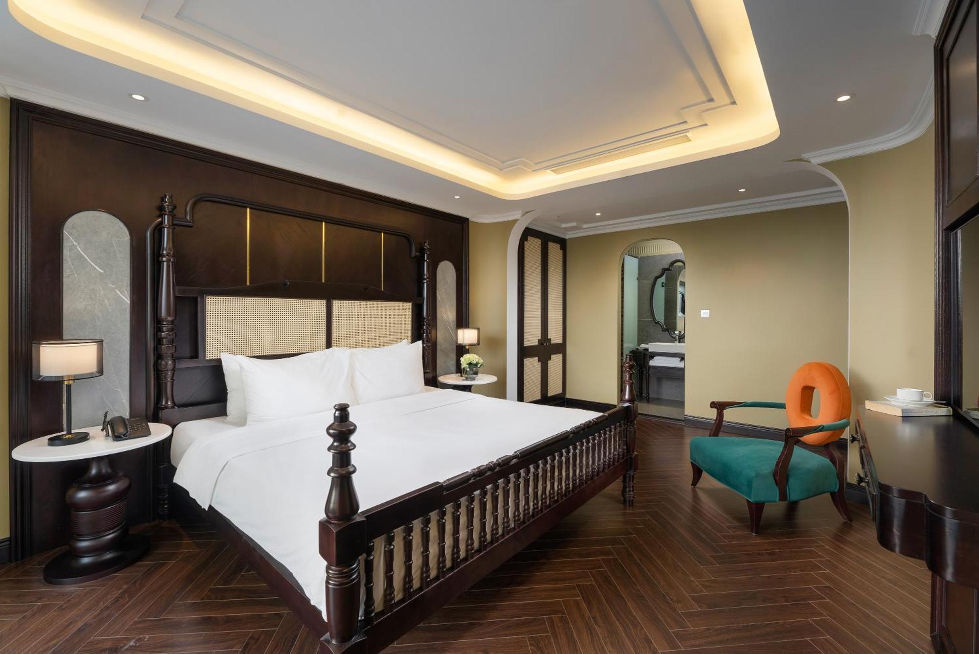 May De Ville Crown Hotel Hanoi Exteriör bild A bedroom at the hotel
